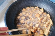豆腐泡的做法视频教程(烧豆腐泡的家常做法视频)