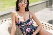 三点泳衣女士
，女生泳衣时穿三角泳衣比穿平角泳衣暴露吗？你怎么看？