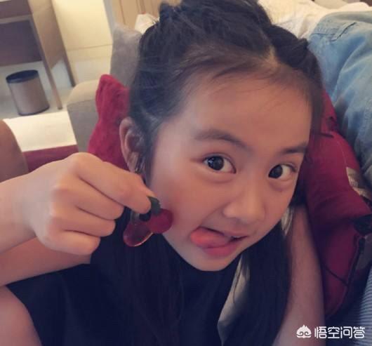 如何看待黄磊13岁女儿黄多多，染了一头紫发？