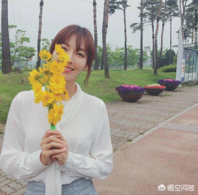 韩国小姐姐的女人味都很足，都是如何搭配的？