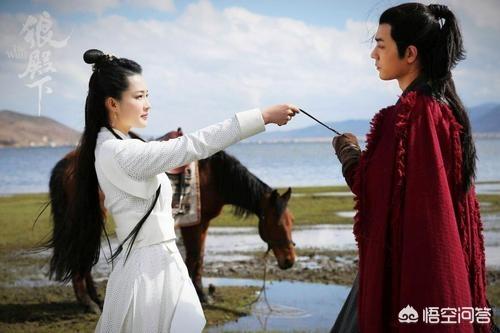 都说肖战和李沁的恋情绯闻是假的，那为什么两人的微博有那么多巧合？