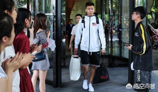 赵睿衣服事件之后,删微博,改微博,怎么看他这波操作?