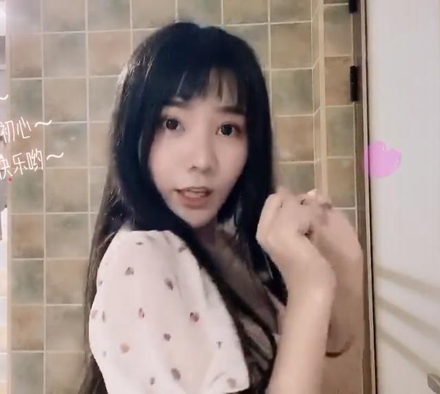 小团团兑现承诺，摘掉口罩跳舞答谢4088万铁粉，水友调侃：重做了，你怎么看？