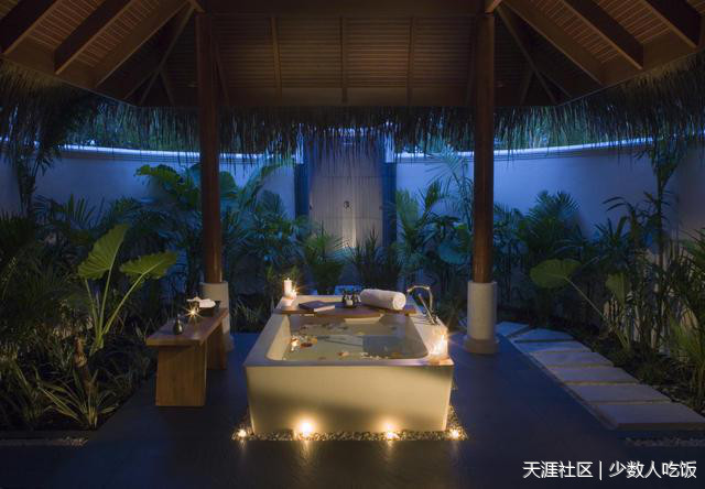 深浅的蓝就在你身边铺开马代肤色介于黑色和黄色之间(转载)