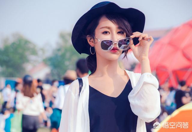 为什么许多明星的微博小号都被扒了出来，粉丝怎么扒的？