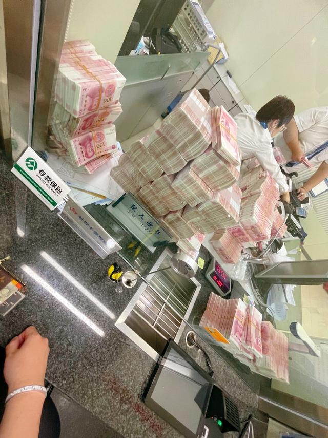 微博大V因为银行服务态度不好，取走五百万上热搜，你怎么看？