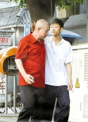 张一山的父亲是什么人，跟韩红是兄妹吗，怎么回事呢？