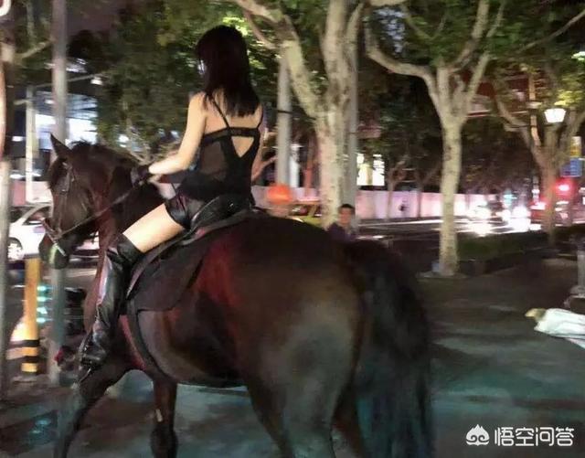 女生泳衣时穿三角泳衣比穿平角泳衣暴露吗？你怎么看？