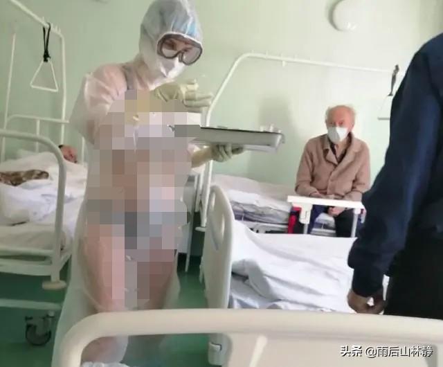 太热，俄罗斯护士透明防护服内穿比基尼工作，受纪律处分。咋看？