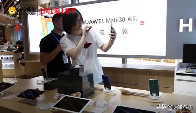 张大仙出现在某门店，一口气买下10台华为Mate30 Pro送给粉丝，你怎么评价？