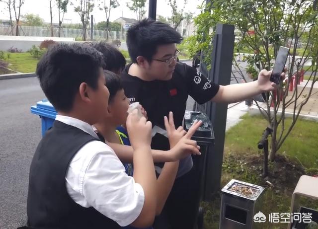 虎牙粉丝节韦神夺冠，韦神微博转发，点赞，评论均过百万，如何看待韦神的高人气？