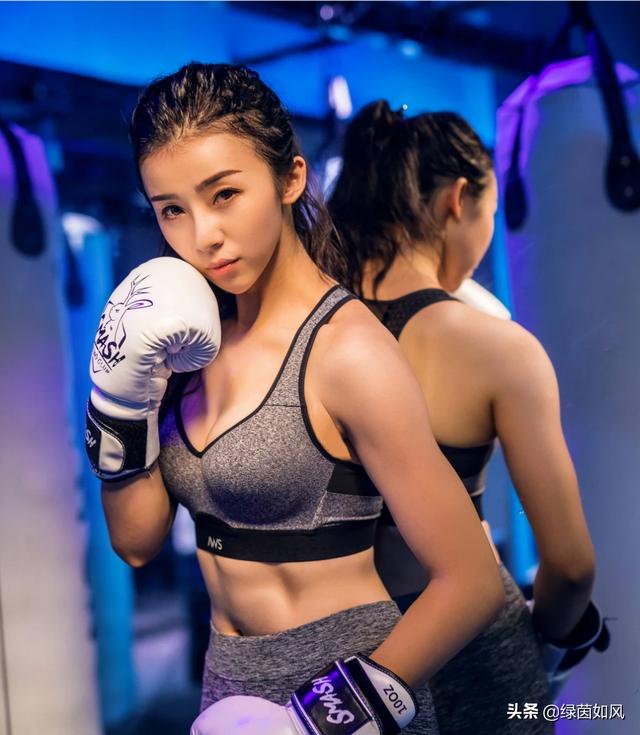 张曼源微博嘲讽林书豪去nba擦地板，后又发微博喊豪哥求原谅，前后态度不一，你怎么看？