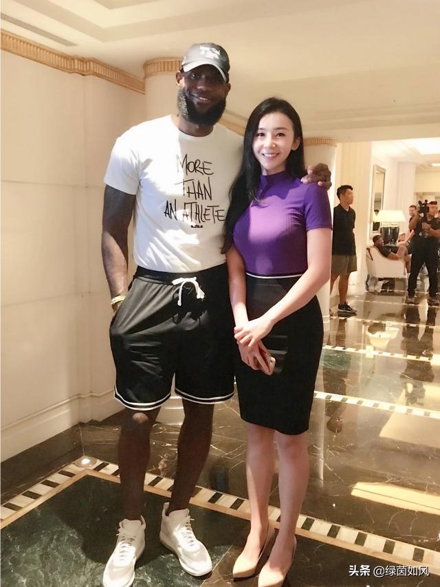 张曼源微博嘲讽林书豪去nba擦地板，后又发微博喊豪哥求原谅，前后态度不一，你怎么看？