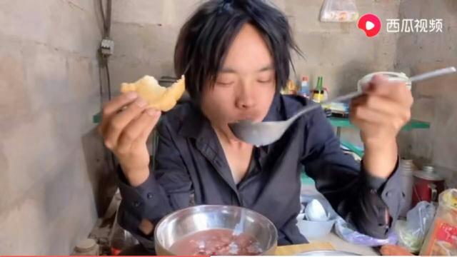 头条有个叫“啊段”的博主，为什么他的收入能那么高呢？