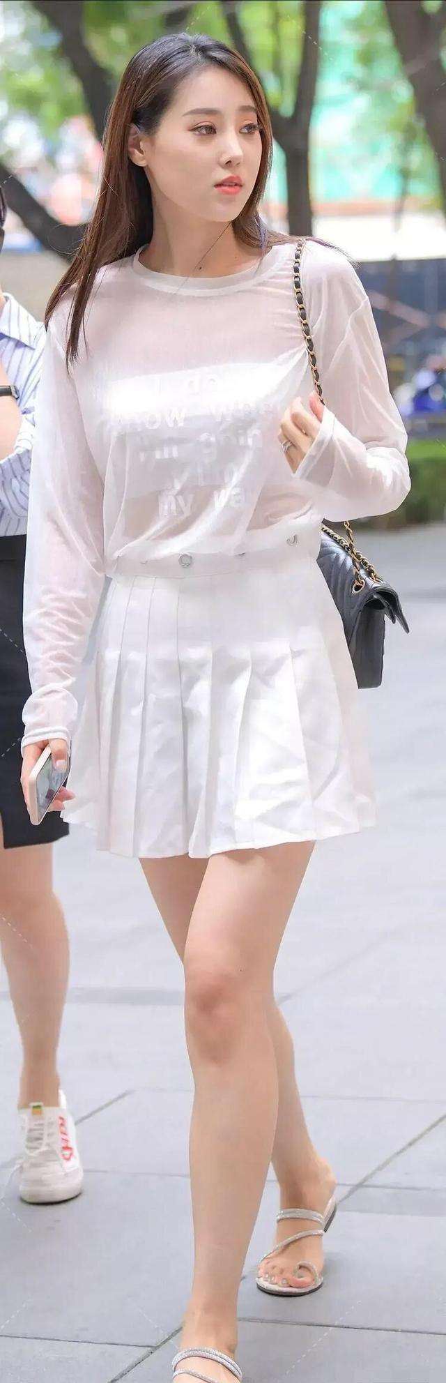 女生透明衣服(透明的衣服女生)