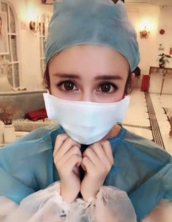 抖音带口罩在家跳舞的女(抖音里戴口罩跳舞的美女图片)
