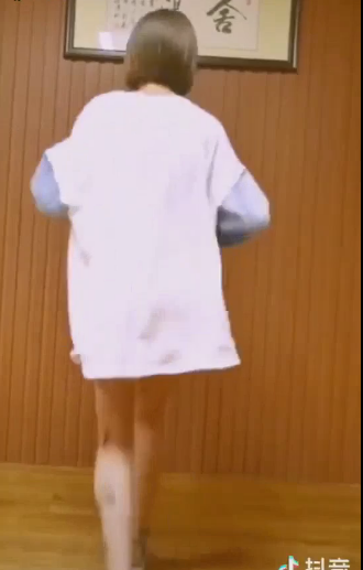 抖音戴口罩跳舞女生(抖音一个戴口罩跳舞的美女)