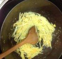 蛋黄土豆丝的做法视频(蛋黄土豆丝的做法视频教学)