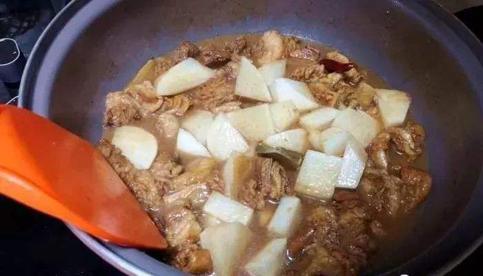 羊肉炖萝卜的做法视频(羊肉炖萝卜的做法视频教程窍门)