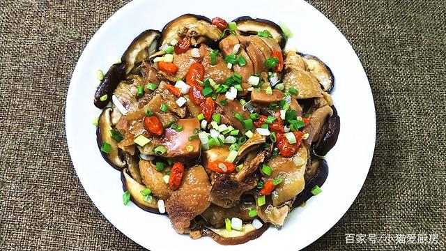 白切鸡的制作过程视频教程(白切鸡的制作过程视频教程下载)