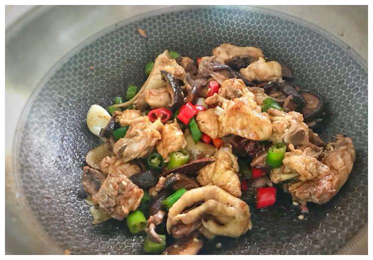 爆炒三黄鸡的做法视频(爆炒三黄鸡的做法大全家常)