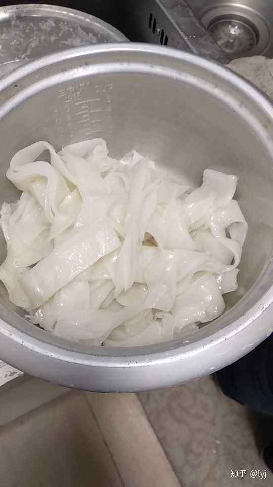 凉皮怎么做的方法视频教程(凉拌凉皮怎么做的方法视频教程)