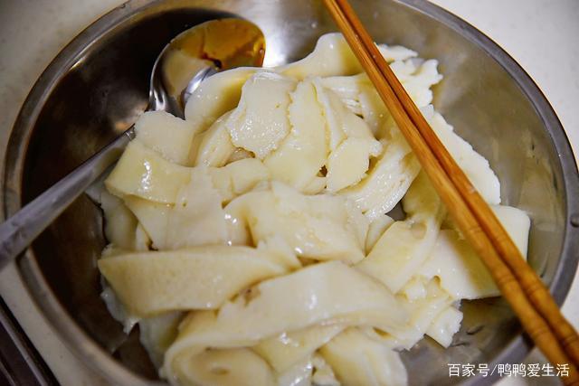 凉皮怎么做的方法视频教程(凉拌凉皮怎么做的方法视频教程)