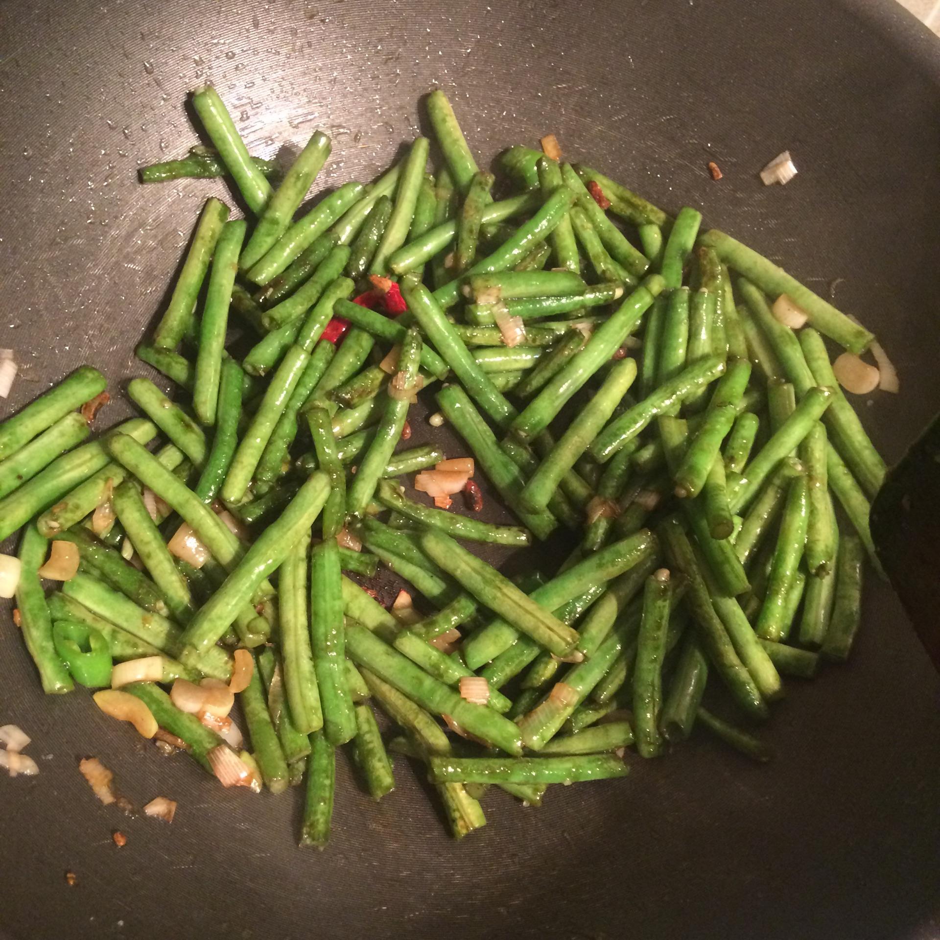 干煸豆角的做法视频(干煸豆角肉的家常做法)