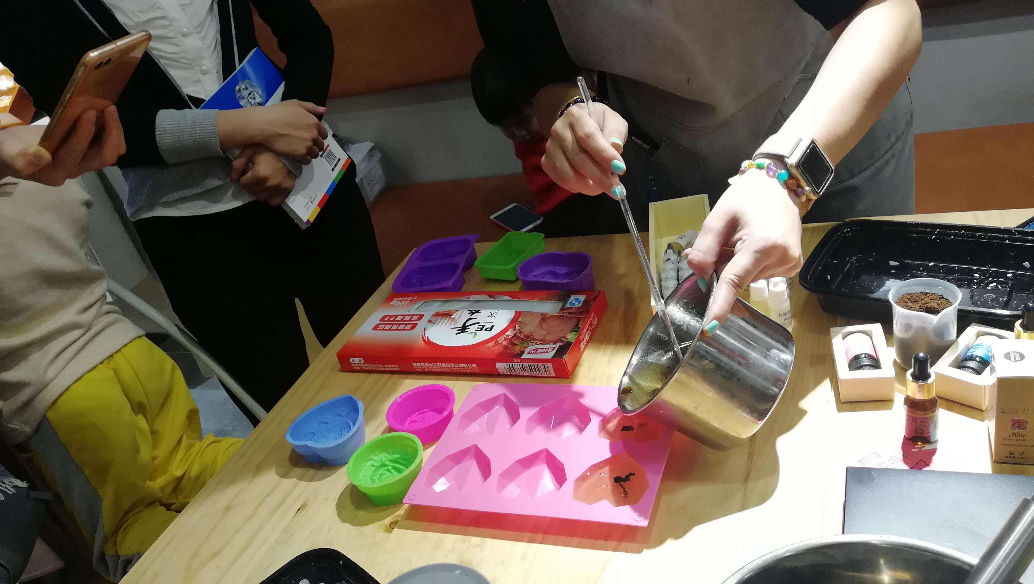 手工皂制作视频(手工皂制作视频怎么拍)