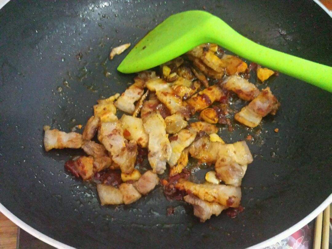 回锅肉怎么做的视频(正宗回锅肉的做法视频)