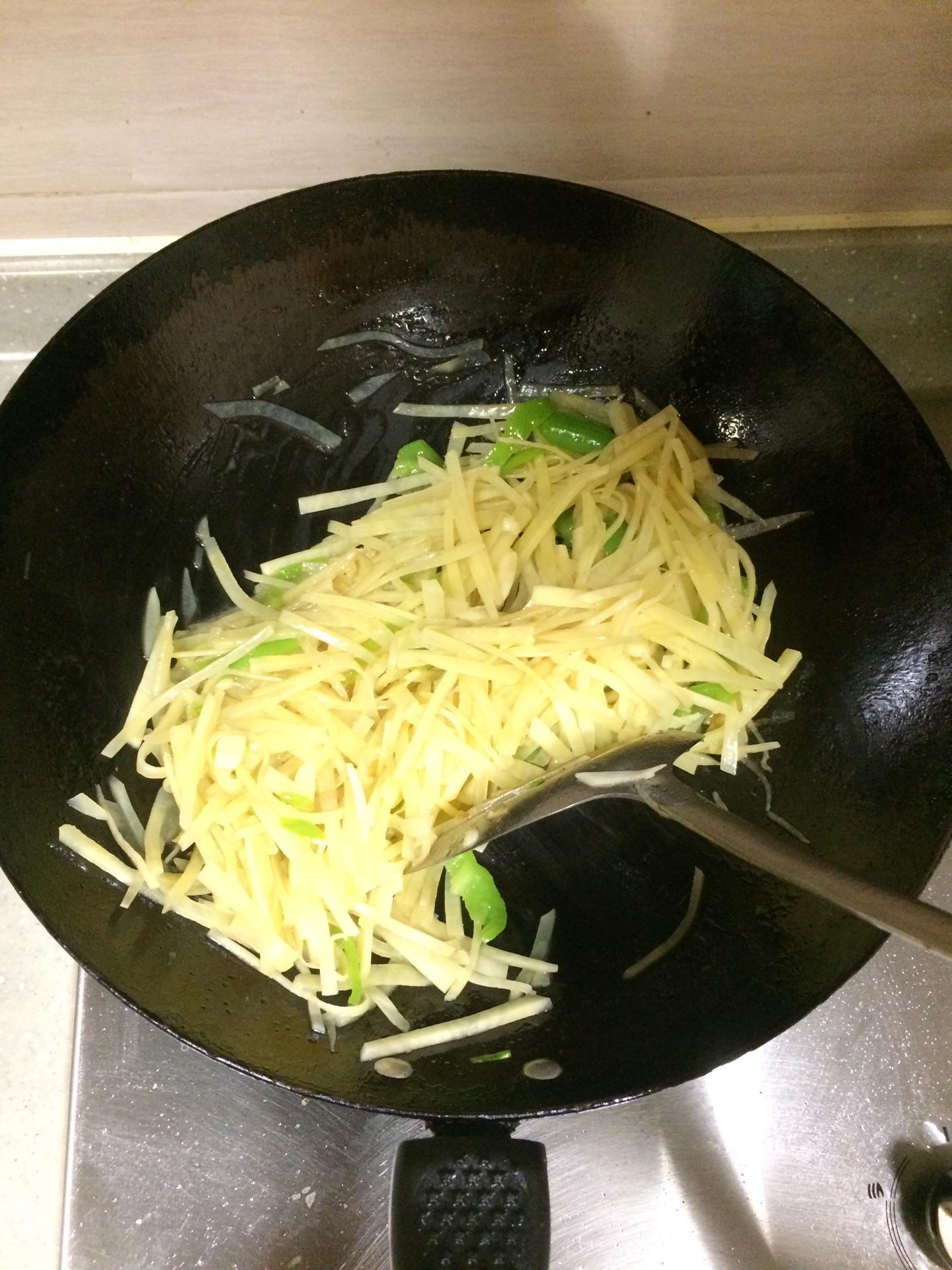 爆炒土豆丝的做法视频(炒土豆丝怎么做好吃视频)