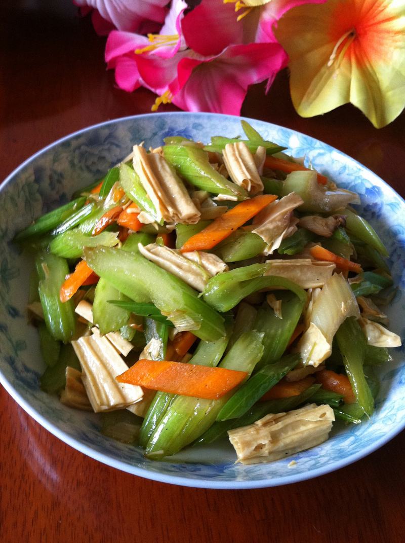 芹菜炒腐竹的做法视频(芹菜炒腐竹的做法视频教程)