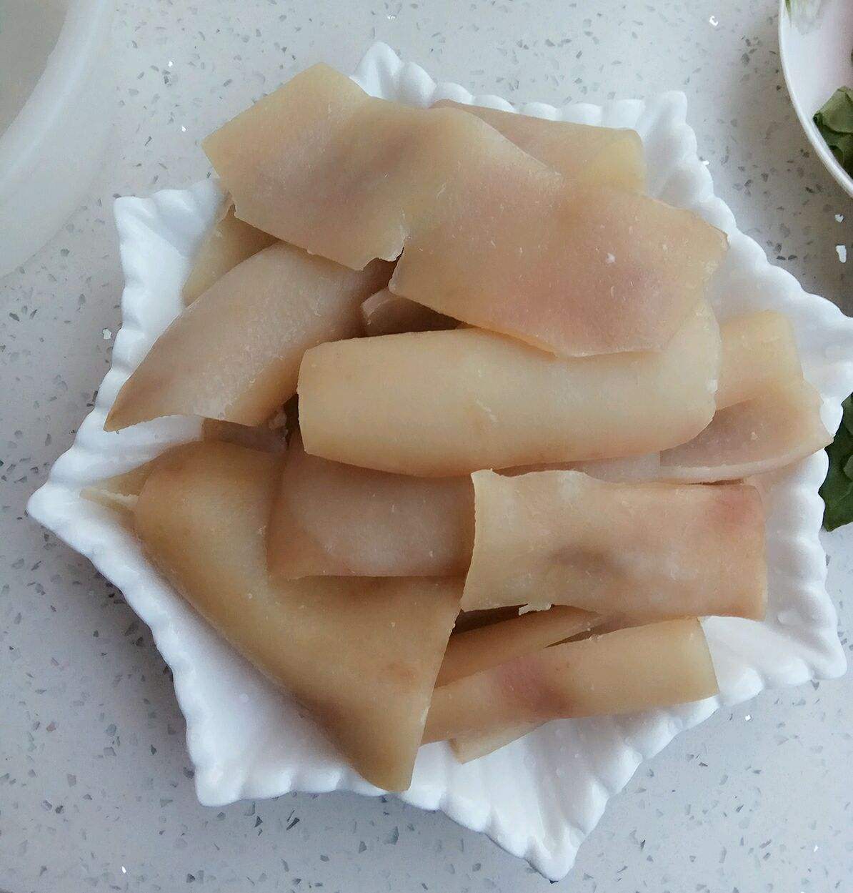 肉皮冻的制作方法视频(水晶肉皮冻的制作方法视频)