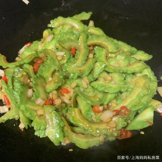 炒苦瓜做法视频(鸡蛋炒苦瓜做法视频)