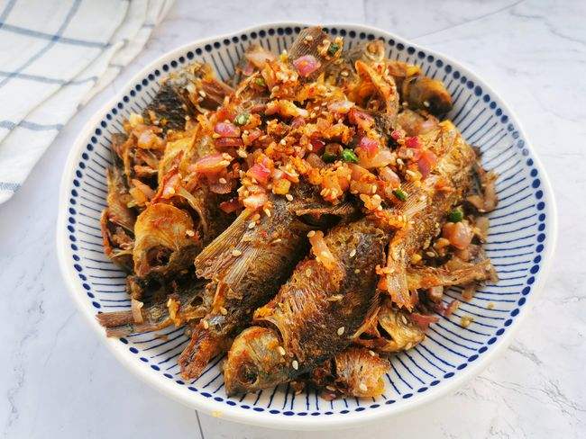 香酥鲫鱼的做法视频(香酥鲫鱼的做法视频教程)