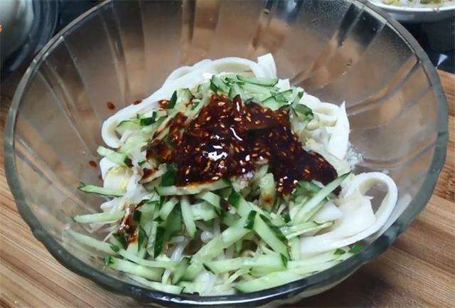 如何制作凉皮视频教程(怎么制作凉皮详细过程视频)