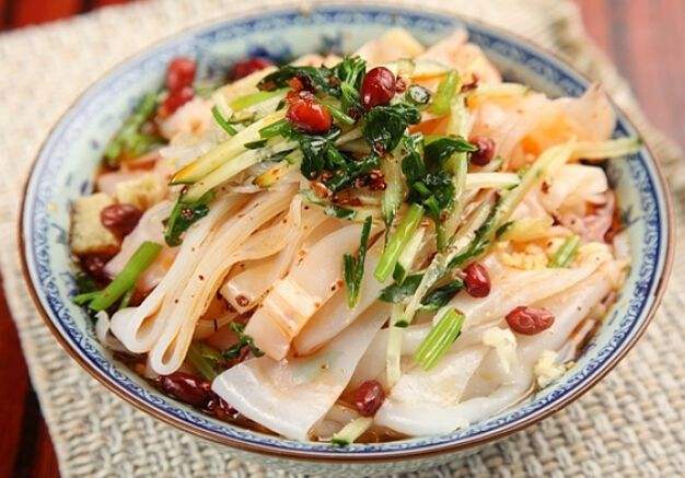 如何制作凉皮视频教程(怎么制作凉皮详细过程视频)