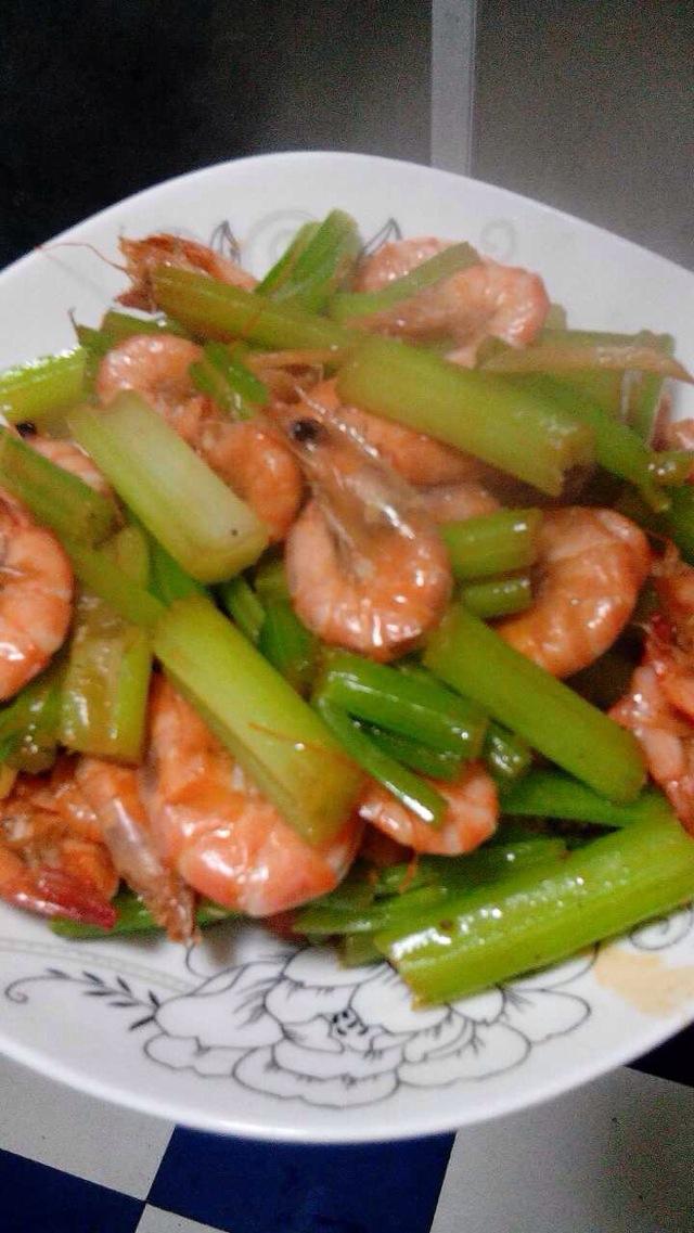炒虾做法视频(炒虾做法视频窍门)
