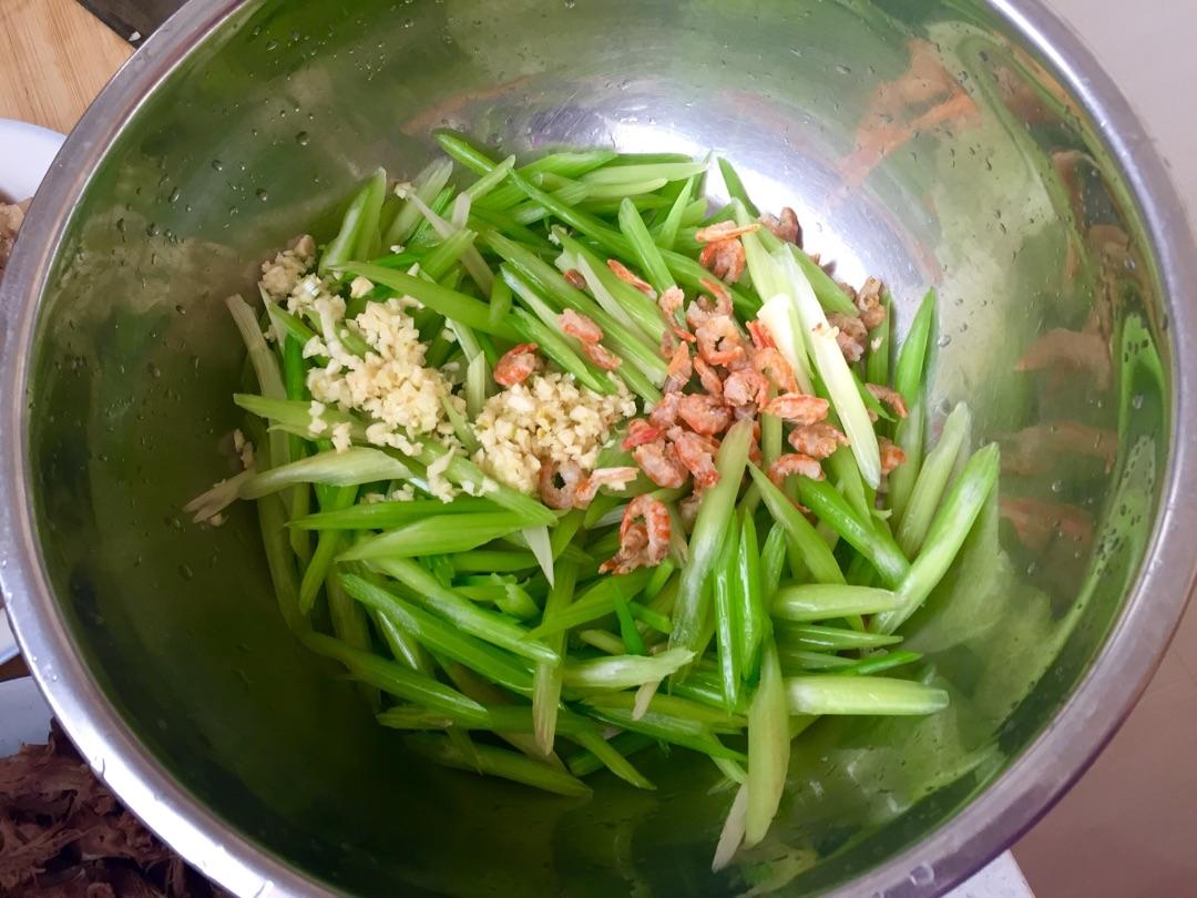 芹菜做法视频(芹菜做法视频窍门)
