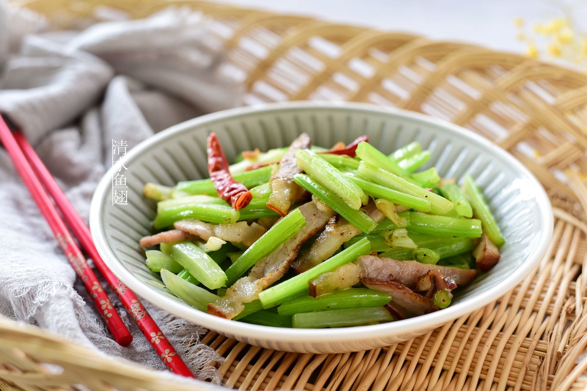 芹菜做法视频(芹菜做法视频窍门)