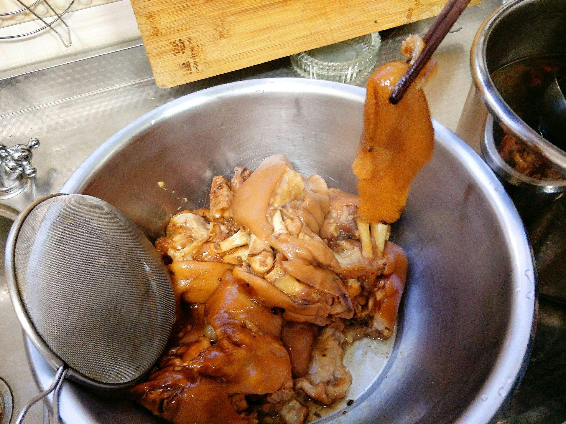 卤猪蹄做法视频(正宗卤猪蹄的做法视频)