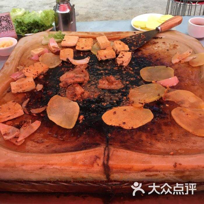 石头烤肉做法视频(用石头烤肉的视频大全)