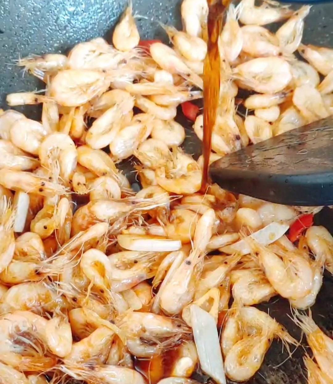 葱爆河虾的做法视频(葱爆虾的家常做法大全)