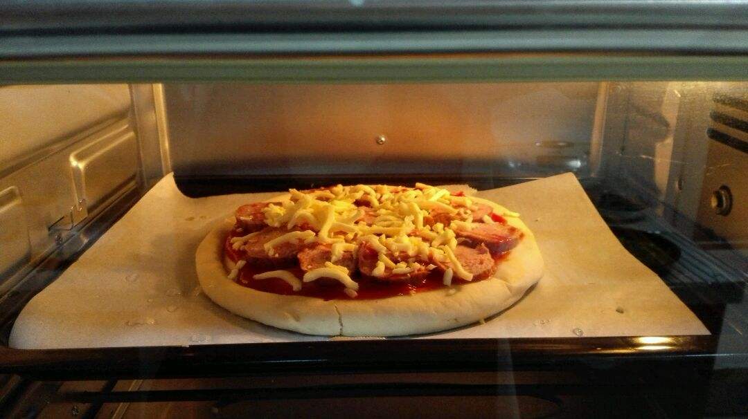 披萨的制作视频(披萨店制作披萨视频)
