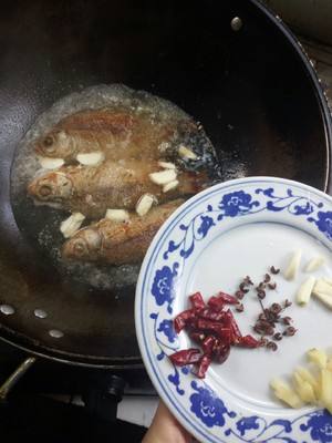 糖酥鲫鱼的做法视频(糖酥鲫鱼的做法视频教程)