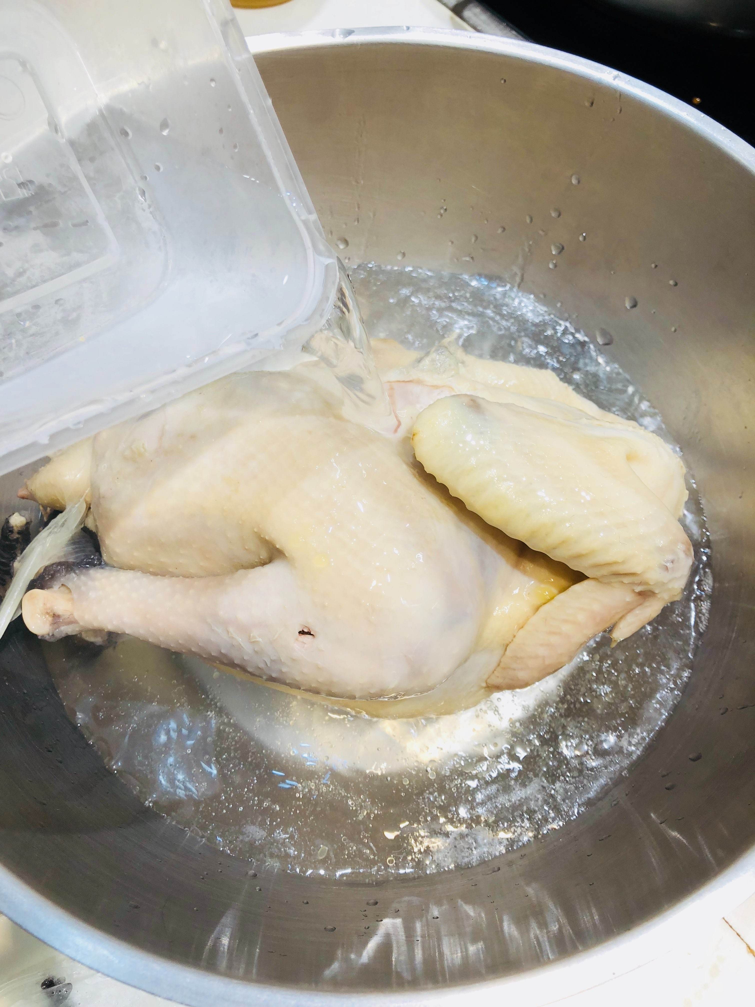 白斩鸡的制作过程视频(白斩鸡是怎么做的我要视频)