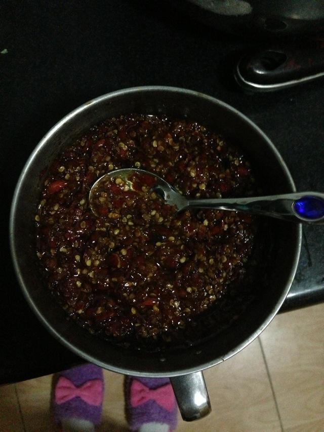 家庭版自制辣椒酱视频(家庭辣椒酱的制作方法视频)