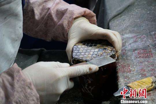 二胡的制作全过程视频(制做二胡小哥带你去看制做全过程视频)