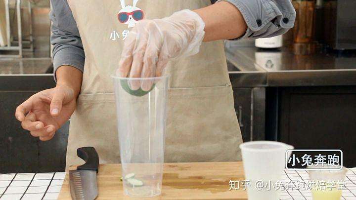 奶茶的制作过程视频(奶茶是怎么制作的视频)