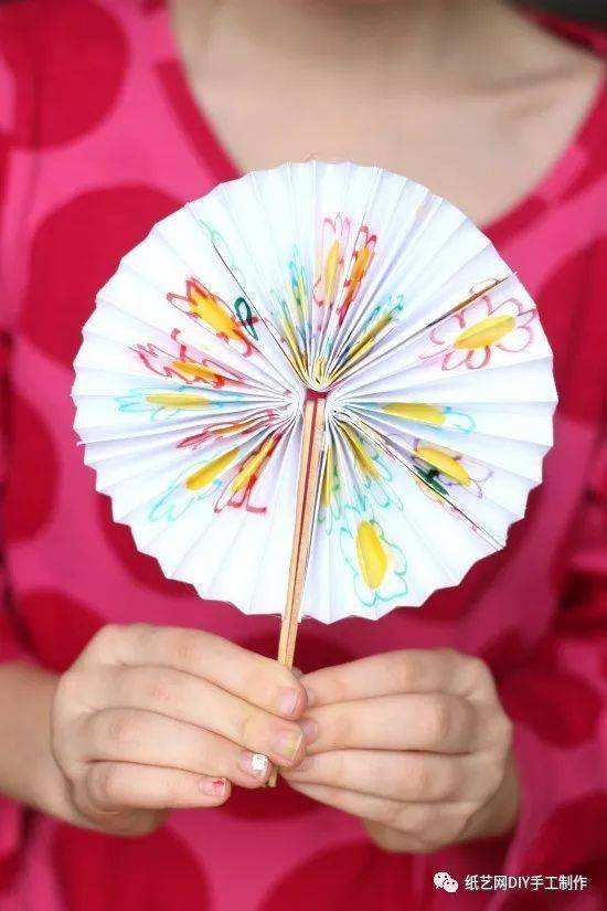用纸做扇子的视频(用彩纸做扇子的视频)
